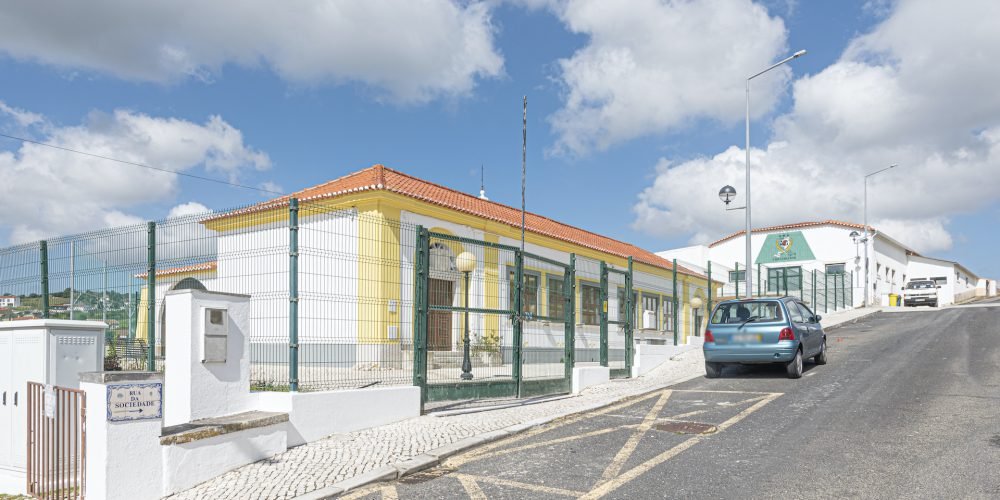 Porta24 Imóveis Prédio com 3 frações Cheleiros