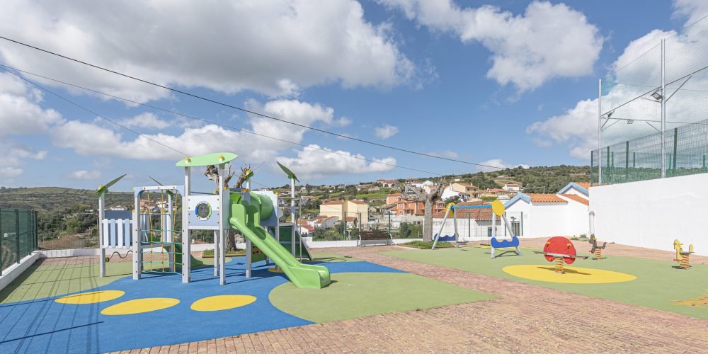 Porta24 Imóveis Prédio com 3 frações Cheleiros