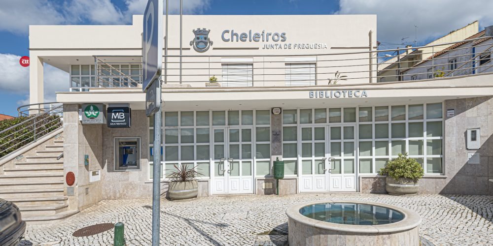 Porta24 Imóveis Prédio com 3 frações Cheleiros